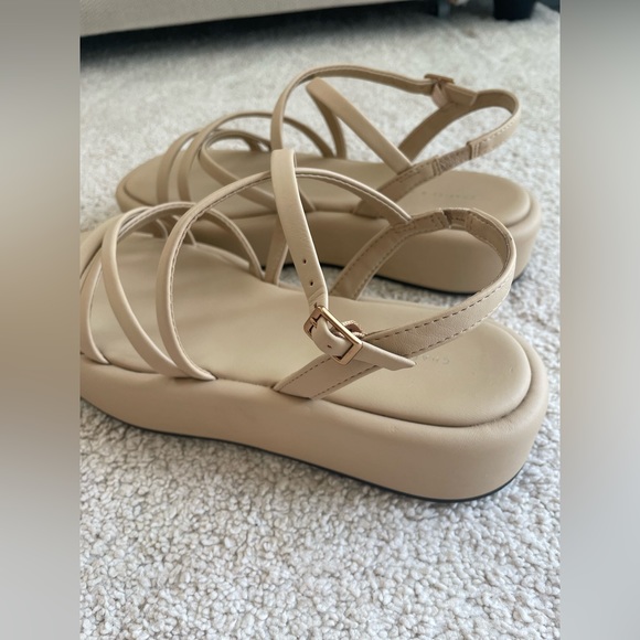 The sandals was using one time. The condition is absolutely good. Size 9 - Picture 2 of 6